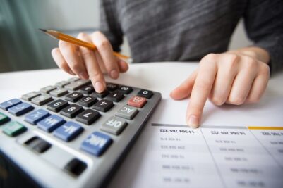 Detalle de una calculadora y un informe financiero para el cálculo del IRPF en el Modelo 130