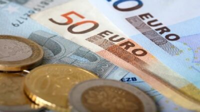 Billetes y monedas de euro sobre una superficie