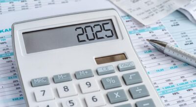 Calculadora con el año 2025 en la pantalla