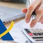 Economista revisando documentación fiscal en la oficina de Lam Asesoría en Madrid