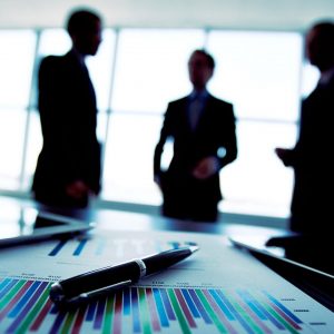 Reunión de expertos de Lam evaluando el valor patrimonial y económico de una empresa