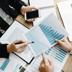 Contable analizando balances y cuentas anuales de una empresa