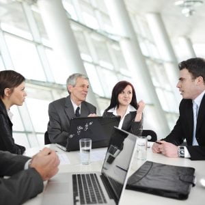 Emprendedor recibiendo asesoramiento para crear su sociedad limitada en Lam Asesoría