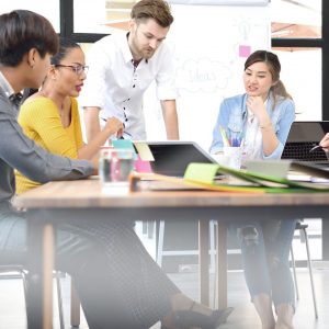 Reunión entre socios y asesores analizando cambios en la estructura societaria de la empresa