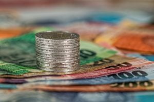 La retribución de los socios profesionales.
