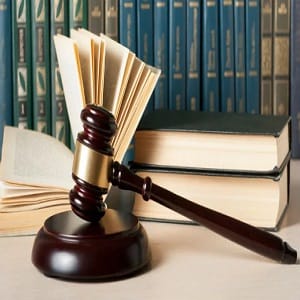 Abogados de Lam asesoria revisan documentos societarios y contratos mercantiles